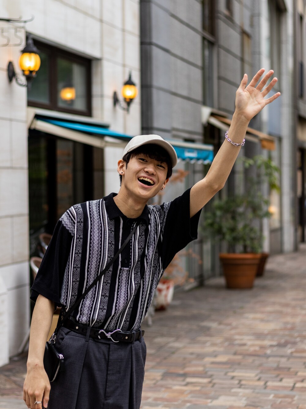 「シンプルコーデ、きれいめカジュアル、スラックス、キャップ、モノトーンコーデ、モノトーン、休日スタイル、ワントーンコーデ、ストライプシャツ、ストリート、ミニバッグ、春夏コーデ、夏コーデ、お出かけコーデ日記、このスタイルがお気に入り」｜「MONO-MARTのレトロジャガードストライプ ルーズニットポロシャツ（ポロシャツ、ブラック系）」を使った、ともきさん（メンズ・168cm）の春コーディネートの3枚目の写真