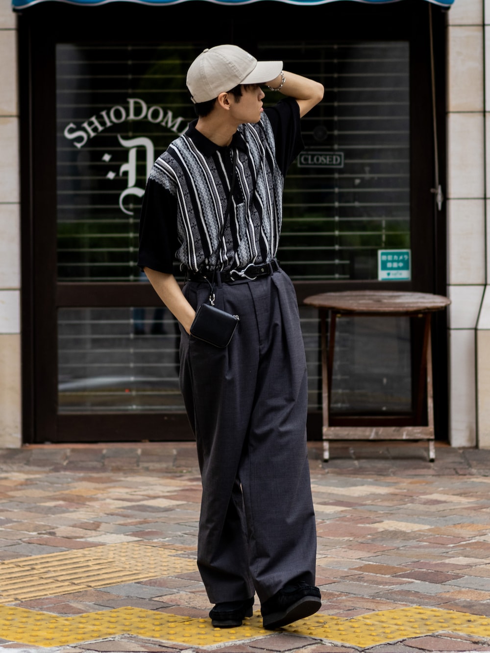 「シンプルコーデ、きれいめカジュアル、スラックス、キャップ、モノトーンコーデ、モノトーン、休日スタイル、ワントーンコーデ、ストライプシャツ、ストリート、ミニバッグ、春夏コーデ、夏コーデ、お出かけコーデ日記、このスタイルがお気に入り」｜「MONO-MARTのレトロジャガードストライプ ルーズニットポロシャツ（ポロシャツ、ブラック系）」を使った、ともきさん（メンズ・168cm）の春コーディネートの2枚目の写真