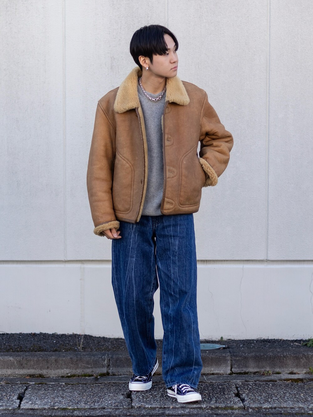 「冬アウター、ワイドパンツ、ムートンジャケット、デートコーデ、デニム、古着MIX、お出かけコーデ、スニーカー、休日スタイル、冬コーデ、ニット、レザー、ストリート、ライダース、レザージャケット」|「usedのアイテム(ライダースジャケット、ベージュ系)」を使った、ともきさん(メンズ・168cm)の冬コーディネートの4枚目の写真