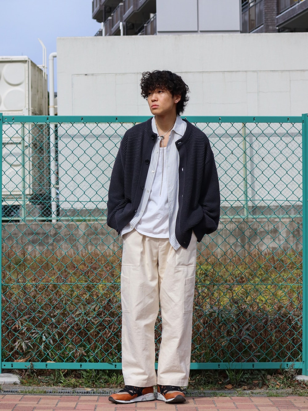 グレー系のシャツ/ブラウス、ホワイト系のカーゴパンツ、ブラウン系のスニーカーを着用したメンズの春コーディネートの4枚目の写真