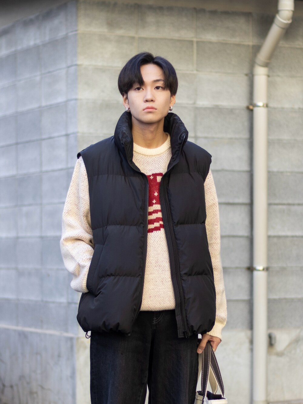 「ファッションを楽しもう、WEARyouthコーデ、きれいめカジュアル、冬コーデ、ニット、デニム、トートバッグ、ダウンベスト、ストリート、韓国ファッション、冬アウター、休日スタイル、マイベストコーデ2023、クリスマスに着たい服、クリスマスコーデ」｜「UNIQLOのアイテム（デニムパンツ、ブラック系）」を使った、ともきさん（メンズ・168cm）の秋コーディネートの2枚目の写真