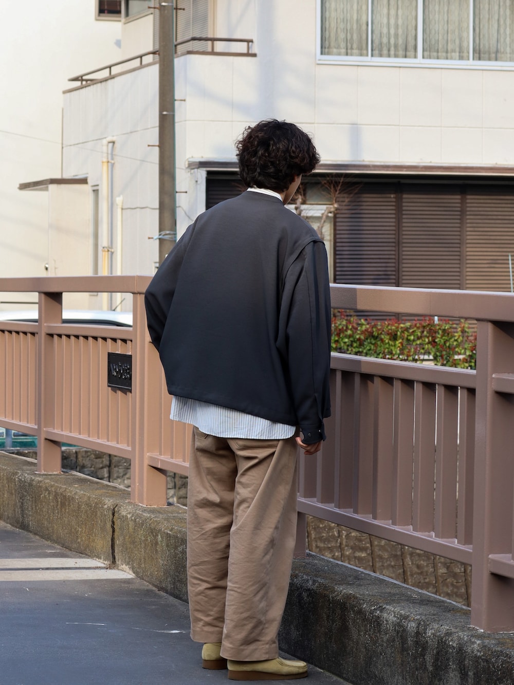 「春服デビュー宣言、春服みてみて、ミリタリー、ワラビー、シャツスタイル、休日スタイル、きれいめカジュアル、ビッグシルエット、ストライプ、春アウター、ブルゾン、レイヤードスタイル、シンプルコーデ、大人カジュアル、カジュアル」｜「LIDNMのDETACHABLE FLIGHT BLOUSON（ブルゾン、グレー系）」を使った、ともきさん（メンズ・168cm）の春コーディネートの4枚目の写真