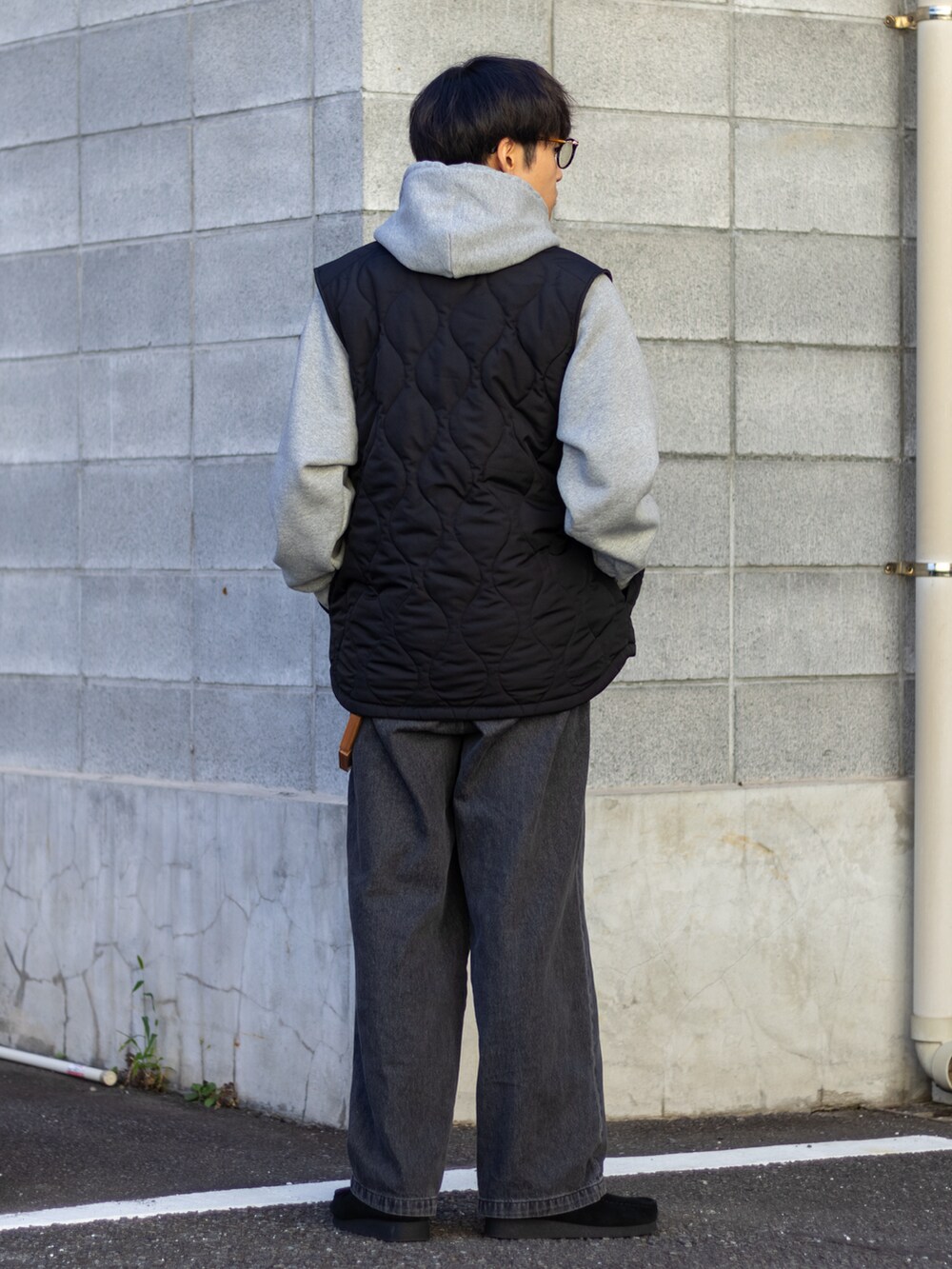 「ファッションを楽しもう、WEARyouthコーデ、パーカー、キルティング、ダウンベスト、プチプラ、レザー、秋冬コーデ、冬コーデ、デニム、モノトーン、カレッジロゴ、ビッグシルエット、ストリート、きれいめカジュアル」|「MONO-MARTのタックワイドスラックスデニムパンツ(デニムパンツ、グレー系)」を使った、ともきさん(メンズ・168cm)の秋コーディネートの4枚目の写真