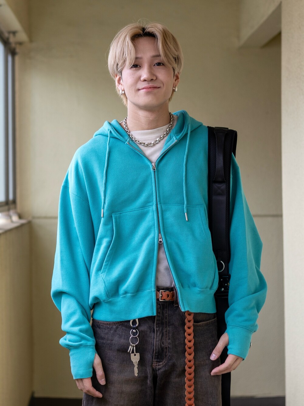 「秋服準備はじめました、パーカー、韓国ファッション、レザー、デニム、ショルダーバッグ、プチプラ、シンプル、きれいめカジュアル、ブラウン、ワイドパンツ、お出かけコーデ、休日スタイル、秋コーデ、モード」|「WYM LIDNMのVINTAGE WASHED CURVED DENIM(デニムパンツ、ブラック系)」を使った、ともきさん(メンズ・168cm)の秋コーディネートの2枚目の写真