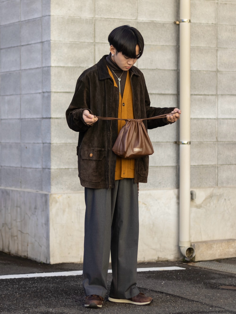 「新星WEARISTAにエントリー、古着MIX、スニーカー、ミニバッグ、スラックス、レザー、冬アウター、クリスマスに着たい服、クリスマスコーデ、マイベストコーデ2023、レイヤードスタイル、お出かけコーデ、WEARyouthコーデ、タートルネック、ワイドパンツ」｜「MAISON SPECIALのヴィーガンレザー2WAY巾着スモールバッグ【MAISON SPECIAL/メゾンスペシャル】（ショルダーバッグ、ブラウン系）」を使った、ともきさん（メンズ・168cm）の冬コーディネートの4枚目の写真
