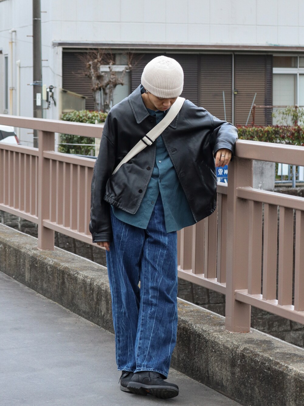 「春服デビュー宣言、デニム、きれいめカジュアル、シャツスタイル、レザージャケット、ショルダーバッグ、ビッグシルエット、春アウター、ビーニー、ストリート、アースカラー、春服みてみて、いまどきジャケット写真、休日スタイル、春コーデ」｜「VINTAGEのアイテム（ニットキャップ/ビーニー、ホワイト系）」を使った、ともきさん（メンズ・168cm）の春コーディネートの4枚目の写真