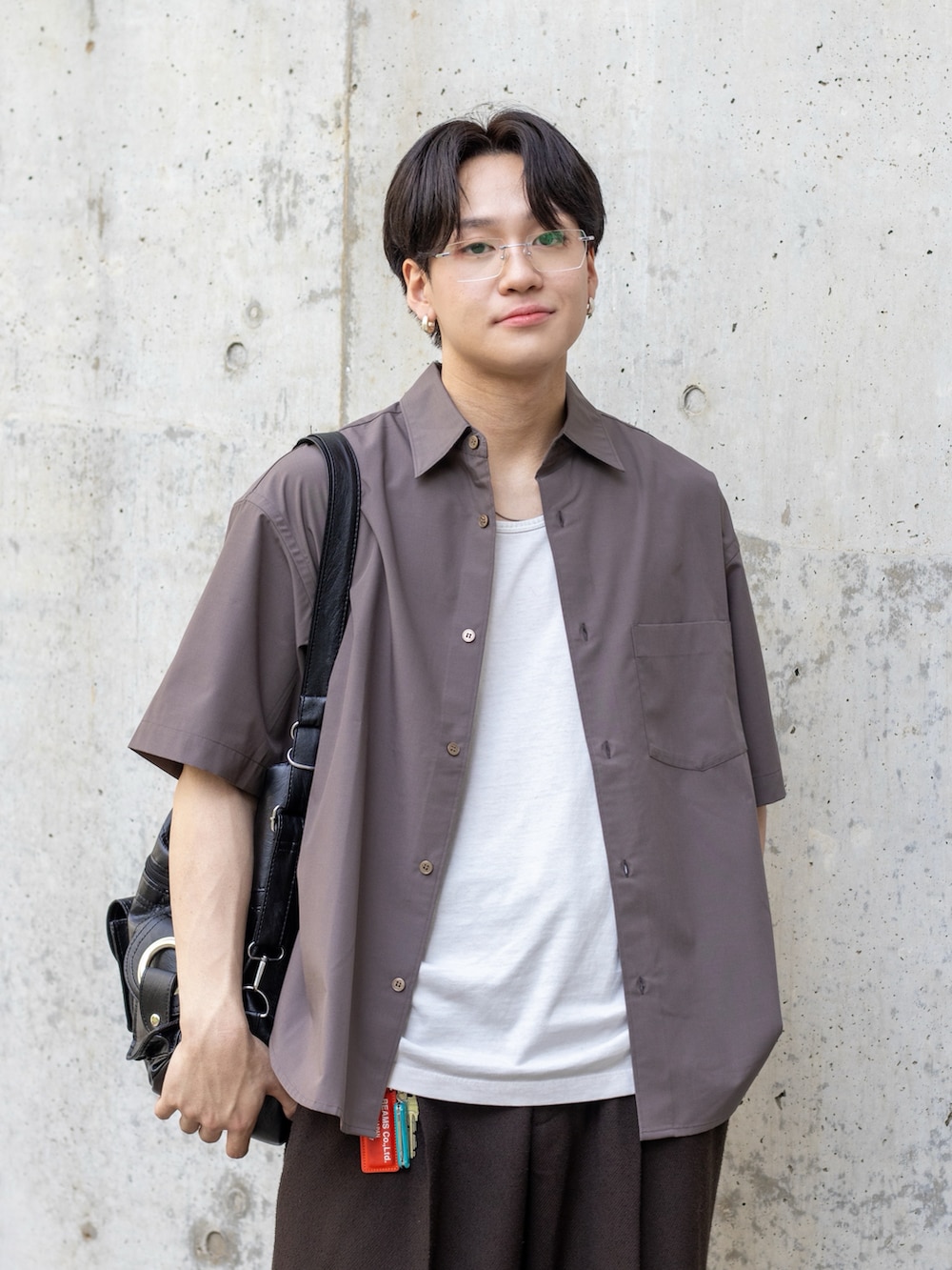 「ブラウン、きれいめカジュアル、スラックス、ローファー、シンプルコーデ、タンクトップ、ノースリーブ、ショルダーバッグ、夏コーデ、お出かけコーデ、休日スタイル、ワイドパンツ、シャツスタイル、デートコーデ、夏ルックで気分アップ」｜「DickiesのDickies / ダルマカラビナキーホルダー / DS094ZM（キーホルダー、ブラック系）」を使った、ともきさん（メンズ・168cm）の夏コーディネートの2枚目の写真