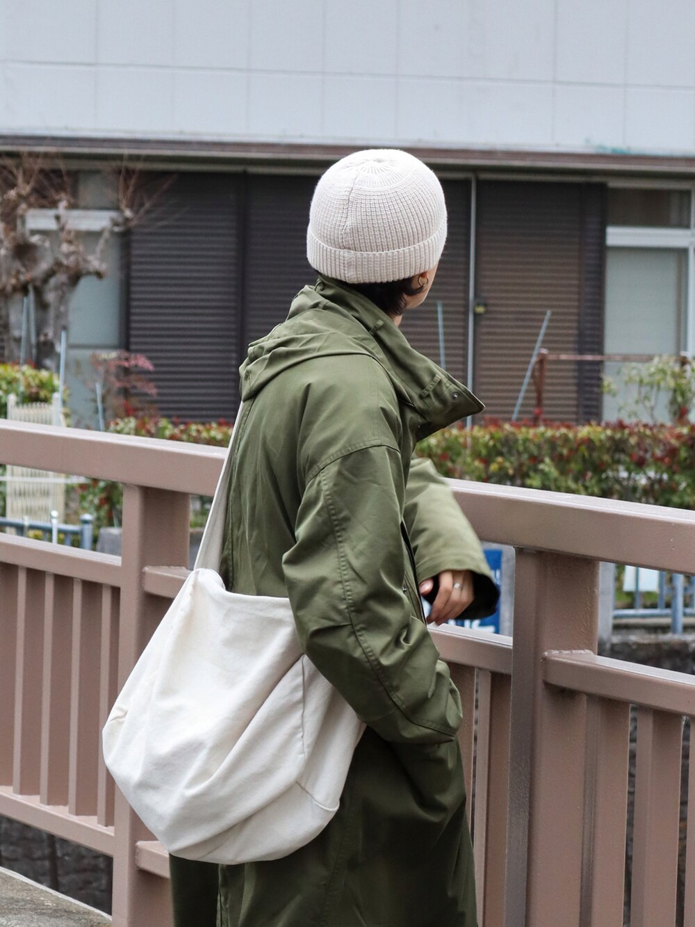 「春服みてみて、レザー、モッズコート、デニム、きれいめカジュアル、レイヤードスタイル、ビーニー、ビッグシルエット、ストリート、古着MIX、シャツスタイル、ショルダーバッグ、春アウター、ミリタリー、パステル映える春」｜「soerteのM-65 Oversize military coat /オーバーザイズミリタリーコート/キルティングライナーセット(3WAY)（その他アウター、グリーン系）」を使った、ともきさん（メンズ・168cm）の春コーディネートの5枚目の写真
