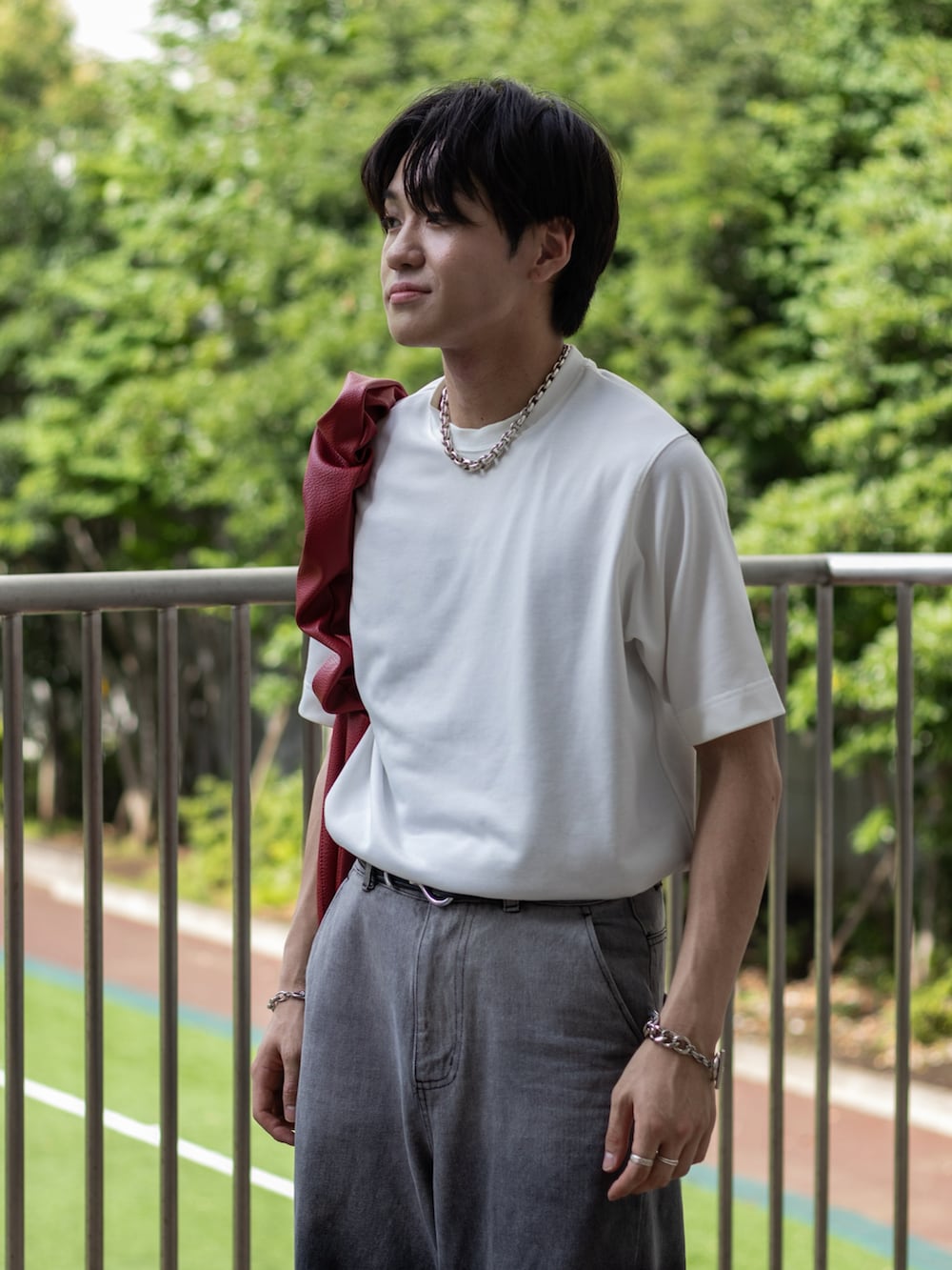 「スポーツミックス、休日スタイル、きれいめカジュアル、夏コーデ、白Tシャツ、韓国ファッション、デニム、ショルダーバッグ、モノトーン、シンプル、サンダル、厚底シューズ、スポーツサンダル、厚底サンダル、夏だ!Tシャツ着よう!」|「SINSSのWide straight gradation denim / ワイドストレートグラデーションデニム(デニムパンツ、ブラック系)」を使った、ともきさん(メンズ・168cm)の夏コーディネートの2枚目の写真