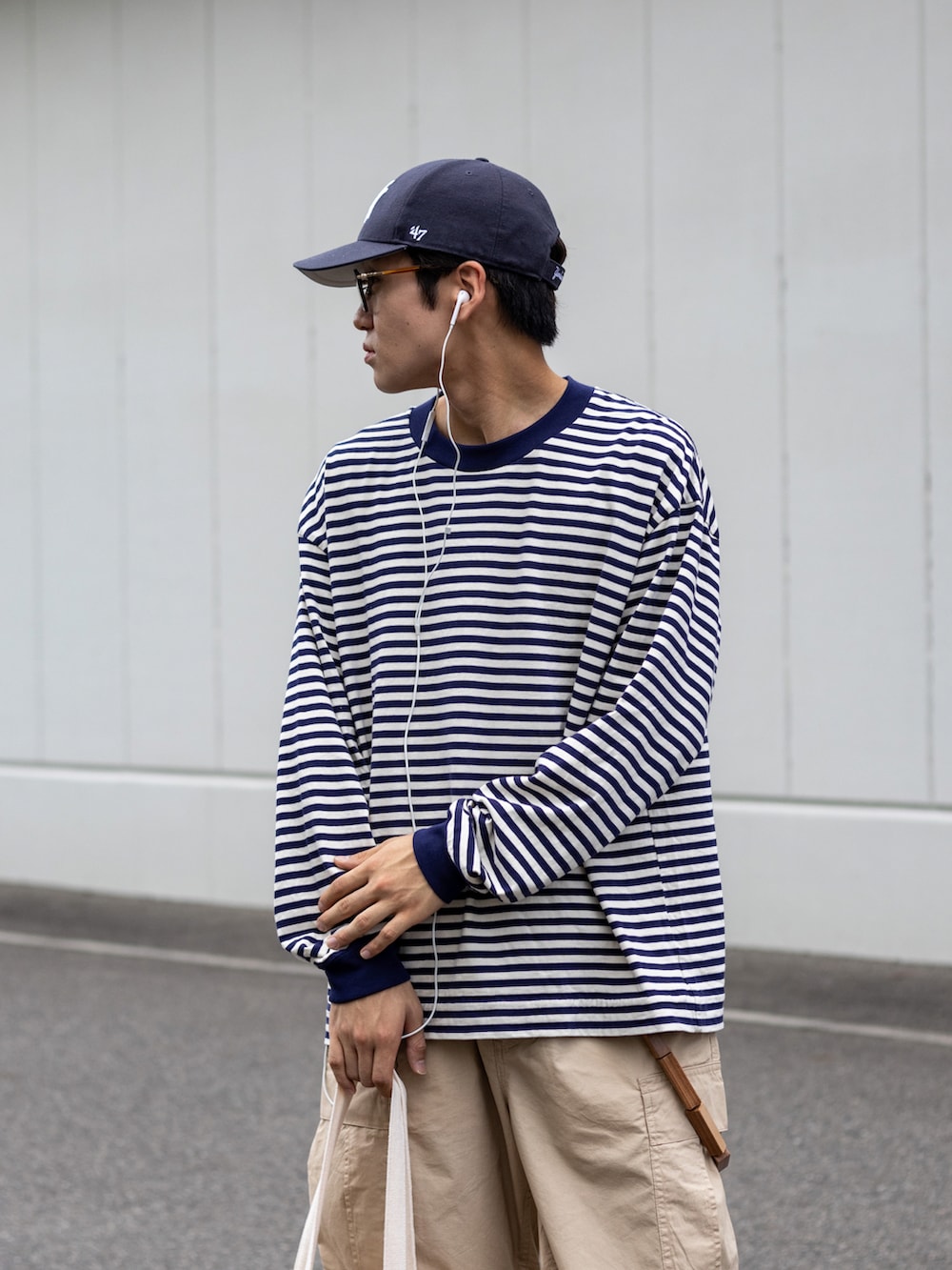 「ハーフパンツ、WEARyouthコーデ、秋服準備はじめました、ロンT、休日スタイル、プチプラ、メガネ男子、トートバッグ、カラー×コーデ、ボーダー、カーゴパンツ、きれいめカジュアル、古着MIX、ストリート、キャップ」｜「GUのアイテム（カーゴパンツ、グリーン系）」を使った、ともきさん（メンズ・168cm）の夏コーディネートの2枚目の写真
