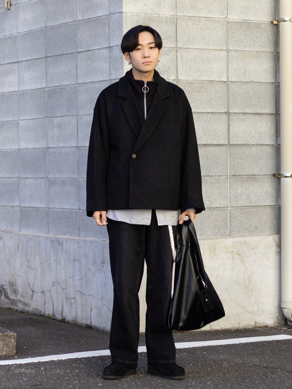 「今日のコスメと服、デニム、トートバッグ、冬コーデ、レイヤードスタイル、レザー、ワイドパンツ、きれいめカジュアル、テーラードジャケット、冬アウター、韓国ファッション、シンプルコーデ、WEARyouthコーデ、ユニクロ、低身長」｜「UNIQLOのアイテム（デニムパンツ、ブラック系）」を使った、ともきさん（メンズ・168cm）の冬コーディネートの4枚目の写真