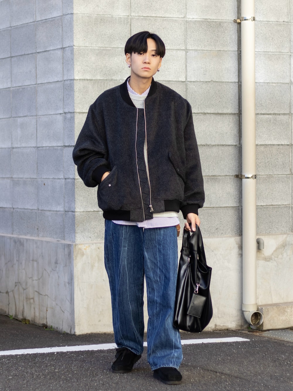 「新星WEARISTAにエントリー、WEARyouthコーデ、きれいめカジュアル、マイベストコーデ2023、クリスマスに着たい服、クリスマスコーデ、休日スタイル、スウェット、デニム、ストリート、レイヤードスタイル、韓国ファッション、冬アウター、お出かけコーデ、プチプラ」|「LIDNMのVINTAGE SLUB STRAIGHT DENIM(デニムパンツ、ブルー系)」を使った、ともきさん(メンズ・168cm)の冬コーディネートの4枚目の写真