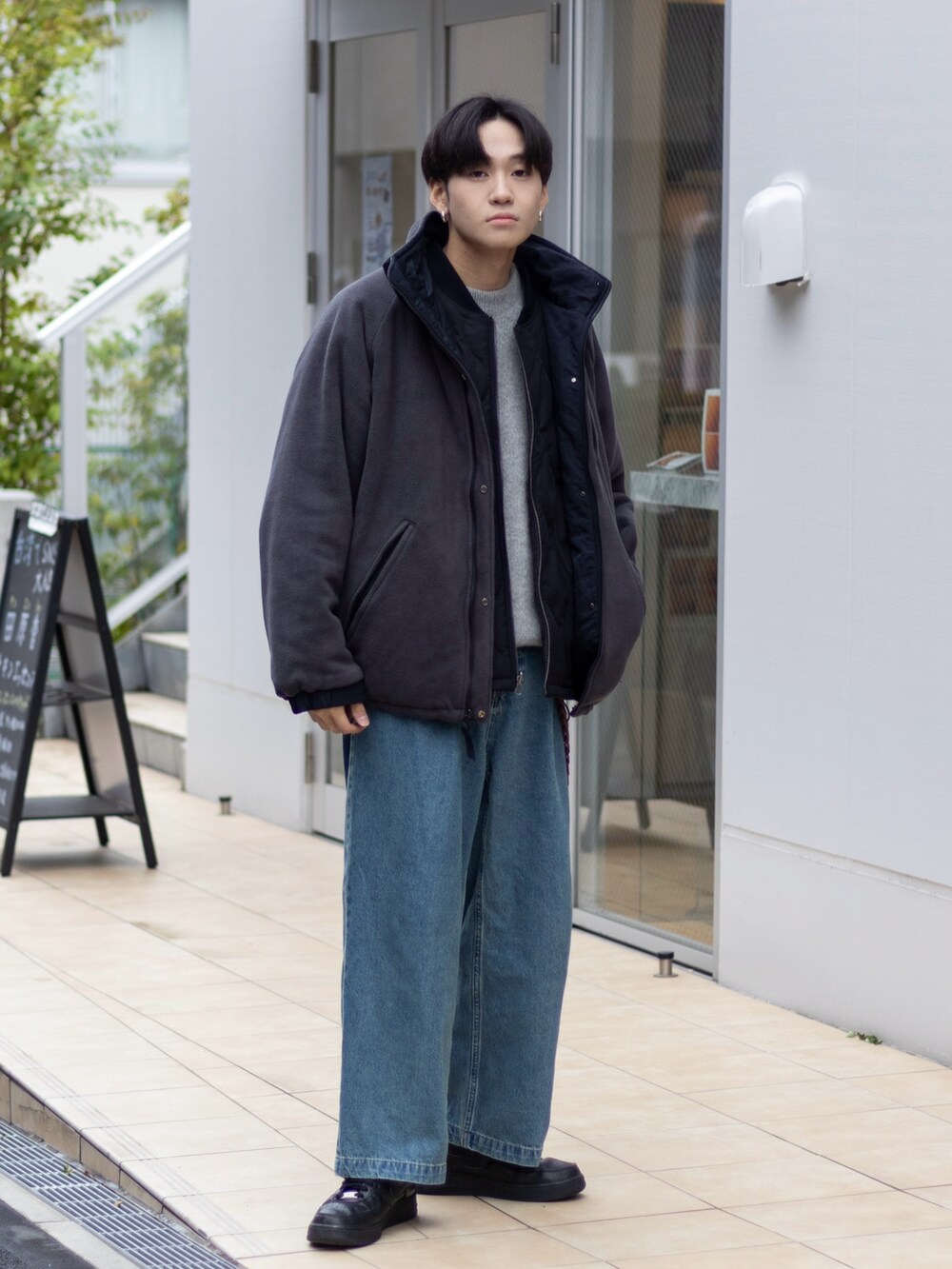 「ファッションを楽しもう、WEARyouthコーデ、スニーカー、きれいめカジュアル、冬コーデ、ストリート、キルティング、韓国ファッション、レイヤードスタイル、デニム、冬アウター、休日スタイル、フリース、シンプルコーデ、クリスマスに着たい服」｜「WETTEMPTの1 TUCK DENIM TROUSERS / ワンタックデニムトラウザー（デニムパンツ、ブルー系）」を使った、ともきさん（メンズ・168cm）の秋コーディネートの5枚目の写真
