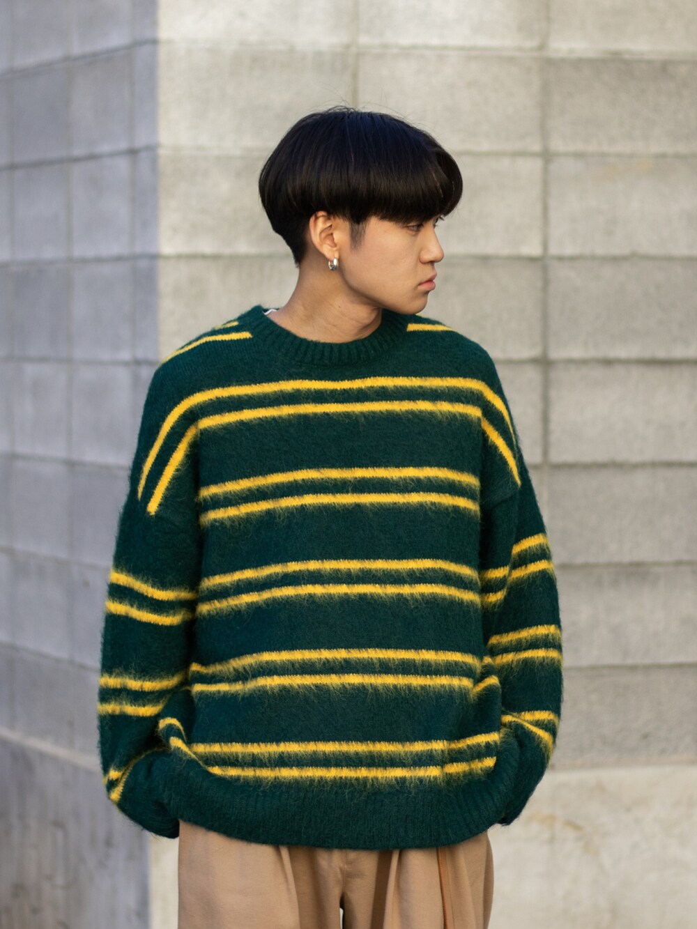「ファッションを楽しもう、WEARyouthコーデ、ニット、チノパン、ストリート、プチプラ、きれいめカジュアル、冬コーデ、韓国ファッション、秋冬コーデ、お出かけコーデ、ディズニーコーデ、ボーダー、レザー、カジュアルコーデ」|「WETTEMPTのSHAGGY BORDER KNIT / シャギーボーダーニット(ニット/セーター、グリーン系)」を使った、ともきさん(メンズ・168cm)の秋コーディネートの3枚目の写真