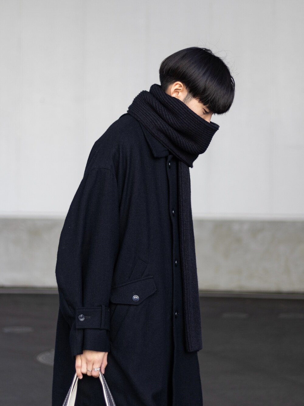 「新星WEARISTAにエントリー、WEARyouthコーデ、トートバッグ、カーゴパンツ、コート、ロングコート、マフラー、きれいめカジュアル、マフラーぐるぐる、お出かけコーデ、マイベストコーデ2023、クリスマスに着たい服、クリスマスコーデ、冬アウター、韓国ファッション」|「UNIQLOのアイテム(マフラー、ブラック系)」を使った、ともきさん(メンズ・168cm)の冬コーディネートの2枚目の写真