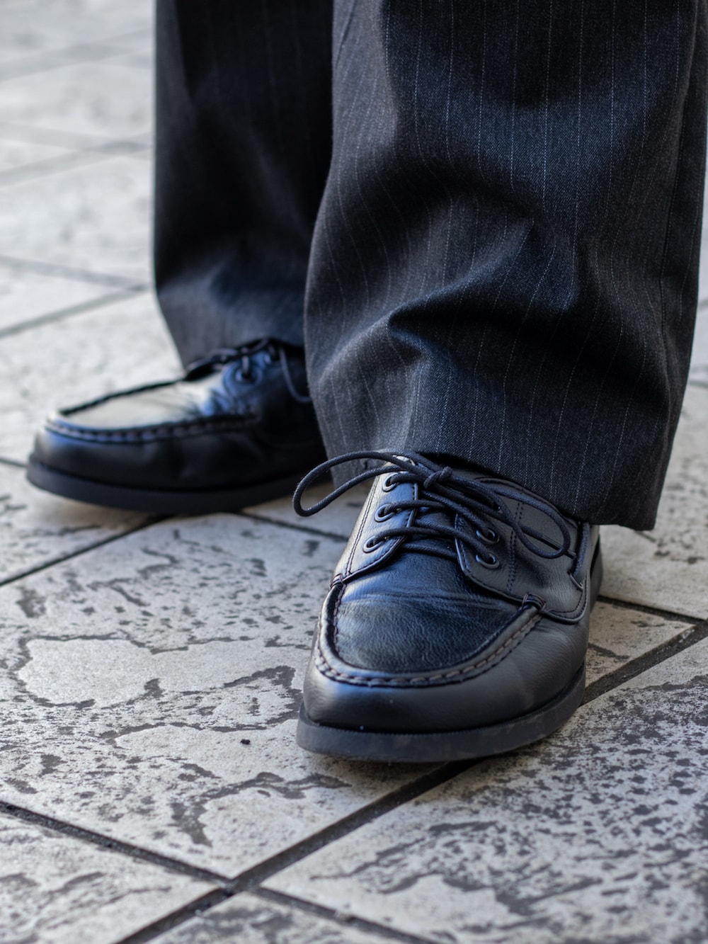 ホワイト系のニット/セーター、グレー系のスラックス、ベージュ系のスーツセットを着用したメンズの冬コーディネートの5枚目の写真