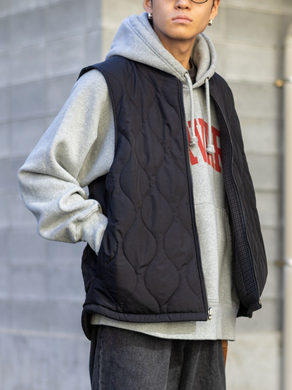 「ファッションを楽しもう、WEARyouthコーデ、パーカー、キルティング、ダウンベスト、プチプラ、レザー、秋冬コーデ、冬コーデ、デニム、モノトーン、カレッジロゴ、ビッグシルエット、ストリート、きれいめカジュアル」|「MONO-MARTのタックワイドスラックスデニムパンツ(デニムパンツ、グレー系)」を使った、ともきさん(メンズ・168cm)の秋コーディネートの5枚目の写真