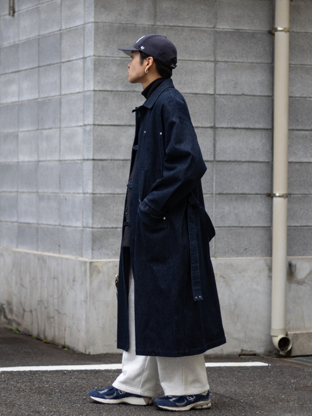 ブルー系のトートバッグ、ブルー系のスニーカー、ブルー系のダウンジャケット/コートを着用したメンズの秋コーディネートの3枚目の写真