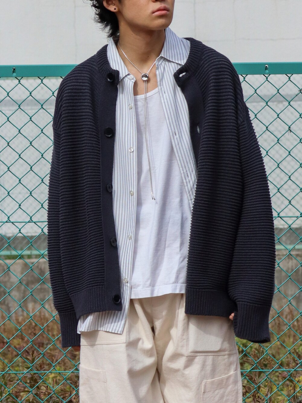 グレー系のシャツ/ブラウス、ホワイト系のカーゴパンツ、ブラウン系のスニーカーを着用したメンズの春コーディネートの5枚目の写真