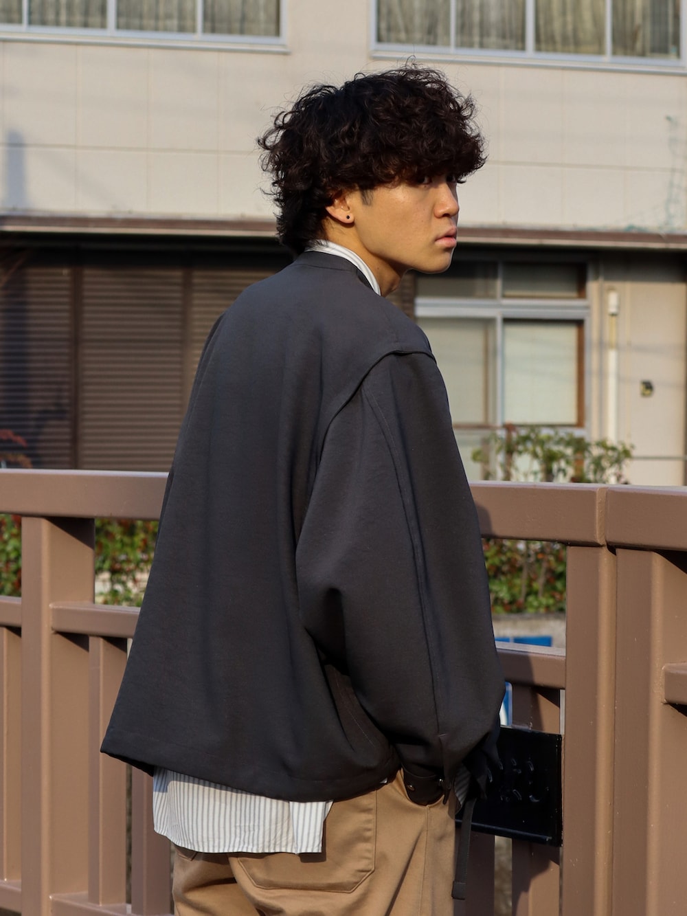 「春服デビュー宣言、春服みてみて、ミリタリー、ワラビー、シャツスタイル、休日スタイル、きれいめカジュアル、ビッグシルエット、ストライプ、春アウター、ブルゾン、レイヤードスタイル、シンプルコーデ、大人カジュアル、カジュアル」｜「LIDNMのDETACHABLE FLIGHT BLOUSON（ブルゾン、グレー系）」を使った、ともきさん（メンズ・168cm）の春コーディネートの3枚目の写真