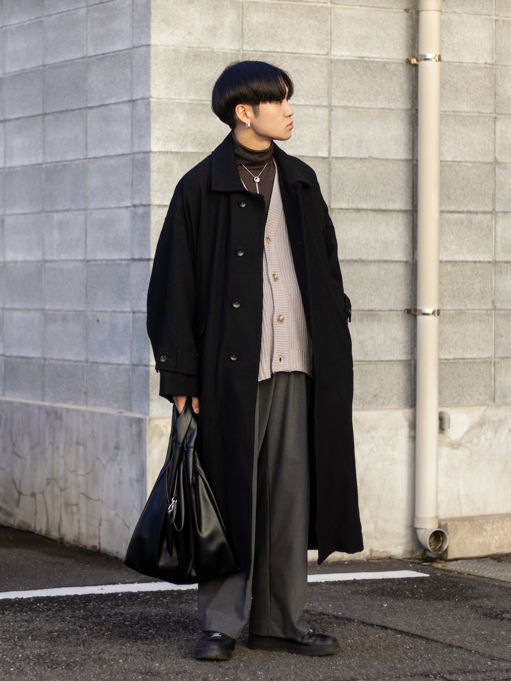 「新星WEARISTAにエントリー、今日のコスメと服、WEARyouthコーデ、スラックス、冬コーデ、レイヤードスタイル、タートルネック、ワイドパンツ、きれいめカジュアル、コート、お出かけコーデ、マイベストコーデ2023、スニーカー、ロングコート、プチプラ」|「UNIQLOのアイテム(スラックス、グレー系)」を使った、ともきさん(メンズ・168cm)の冬コーディネートの4枚目の写真