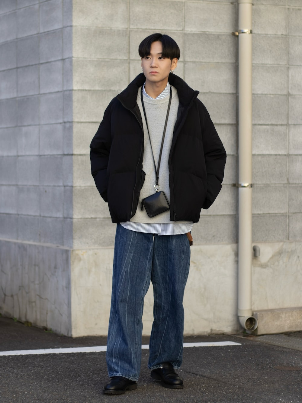 「ファッションを楽しもう、WEARyouthコーデ、ローファー、休日スタイル、冬アウター、スウェット、レイヤードスタイル、ダウンジャケット、デニム、冬コーデ、シンプルコーデ、ワイドパンツ、デートコーデ、プチプラ、きれいめカジュアル」｜「LIDNMのVINTAGE SLUB STRAIGHT DENIM（デニムパンツ、ブルー系）」を使った、ともきさん（メンズ・168cm）の冬コーディネートの5枚目の写真
