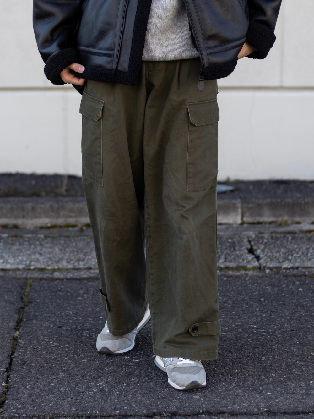 「今日のコスメと服、レザー、きれいめカジュアル、ワイドパンツ、ショルダーバッグ、ストリート、カーゴパンツ、冬コーデ、スニーカー、休日スタイル、お出かけコーデ、プチプラ、ムートンジャケット、韓国ファッション、GU」|「EMMA CLOTHESのワイドストレートM-47ミリタリーカーゴパンツ EMMA CLOTHES(カーゴパンツ、グリーン系)」を使った、ともきさん(メンズ・168cm)の冬コーディネートの3枚目の写真