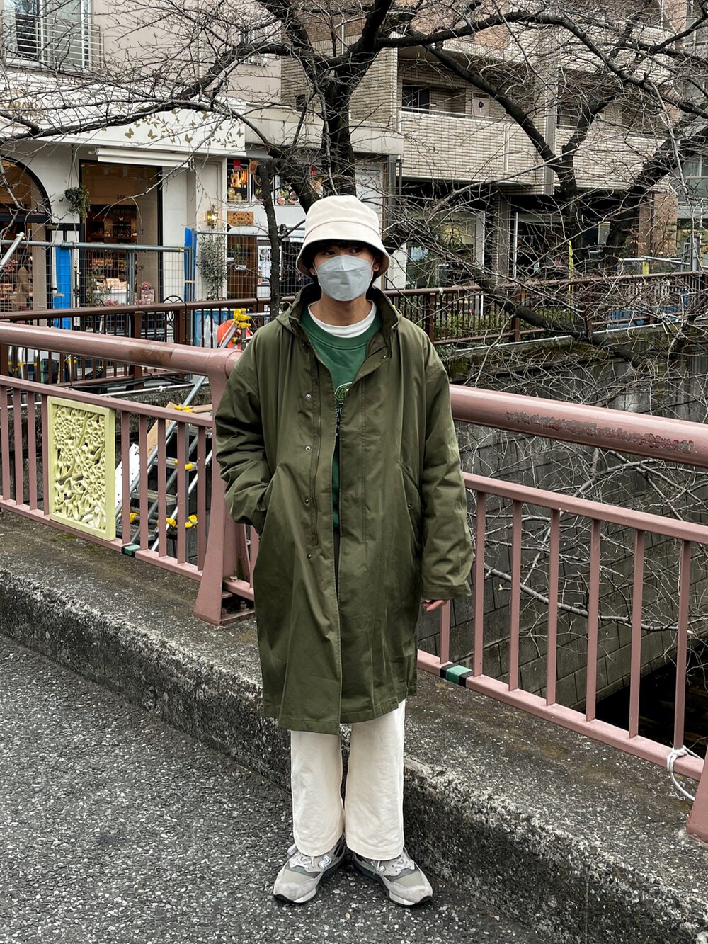 「春服デビュー宣言、ロゴスウェット、スウェット、春服みてみて、バケットハット、ミリタリー、モッズコート、スニーカー、厚底シューズ、ニューバランス、New Balance、春アウター、きれいめカジュアル、パステル映える春、ビッグシルエット」｜「BEAMSのアイテム（ハット、ホワイト系）」を使った、ともきさん（メンズ・168cm）の春コーディネートの3枚目の写真