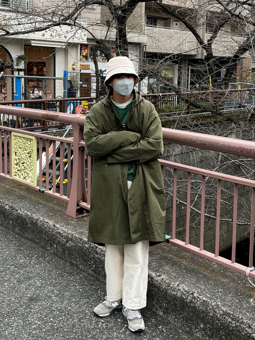 「春服デビュー宣言、ロゴスウェット、スウェット、春服みてみて、バケットハット、ミリタリー、モッズコート、スニーカー、厚底シューズ、ニューバランス、New Balance、春アウター、きれいめカジュアル、パステル映える春、ビッグシルエット」｜「BEAMSのアイテム（ハット、ホワイト系）」を使った、ともきさん（メンズ・168cm）の春コーディネートの4枚目の写真