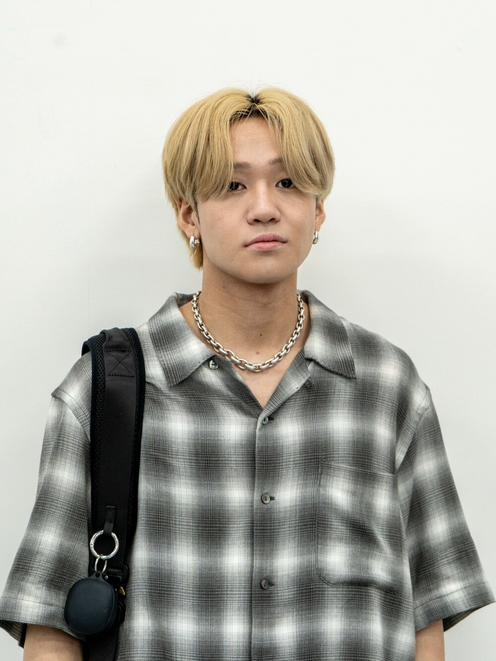 「シャツスタイル、秋服準備はじめました、ショルダーバッグ、夏コーデ、チェック、スラックス、スニーカー、シンプル、韓国ファッション、お出かけコーデ、ワイドパンツ、きれいめカジュアル、リネン、モノトーン、オトナカジュアル」|「Nanmo.の【ZOZO TOWN限定】THE LINEN STRAIGHT SLACKS / ザ リネンストレートスラックス(スラックス、ブルー系)」を使った、ともきさん(メンズ・168cm)の秋コーディネートの2枚目の写真