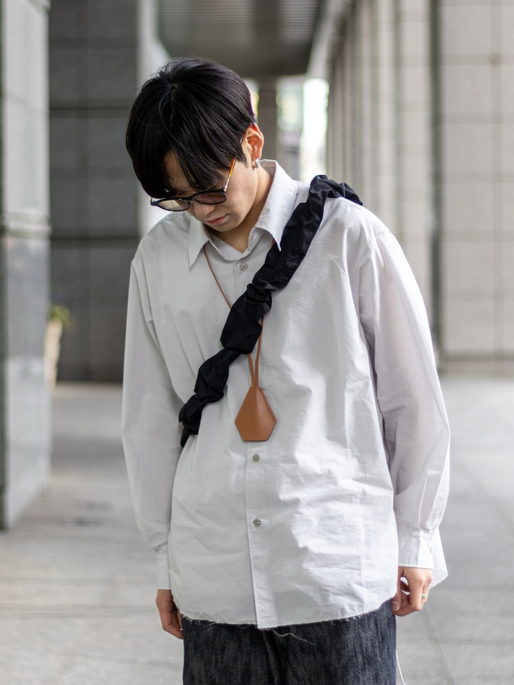 「メガネ男子、春夏コーデ、きれいめカジュアル、スニーカー、デニム、プチプラ、ショルダーバッグ、デートコーデ、レイヤードスタイル、お出かけコーデ、モノトーン、シャツスタイル、韓国ファッション、シンプルコーデ、休日スタイル」｜「LIDNMのXX SLUB BAGGY DENIM（デニムパンツ、ブラック系）」を使った、ともきさん（メンズ・168cm）の春コーディネートの2枚目の写真