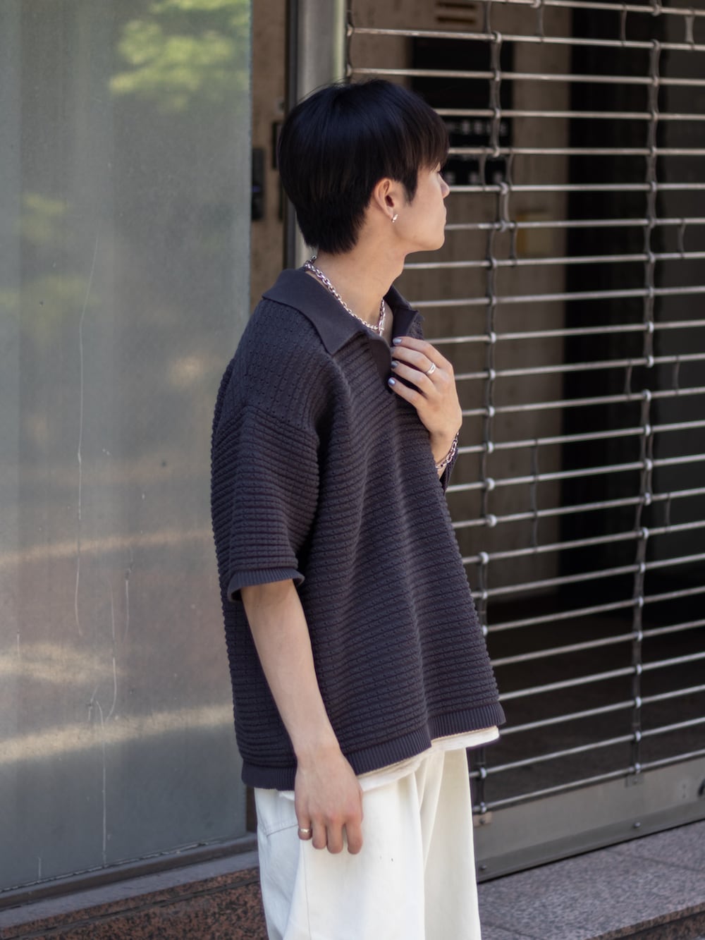 「デニム、白パンツ、低身長コーデ、きれいめカジュアル、シャツスタイル、シンプルコーデ、スポーツミックス、休日スタイル、アウトドアスタイル、春夏コーデ、スニーカー、プチプラ、モノトーン、デートコーデ、ポロシャツ」|「helloluluのアイテム(バックパック/リュック、グリーン系)」を使った、ともきさん(メンズ・168cm)の春コーディネートの3枚目の写真