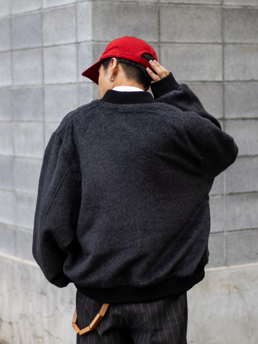 「ファッションを楽しもう、WEARyouthコーデ、ストリート、ローファー、冬コーデ、きれいめカジュアル、スラックス、キャップ、今日のコスメと服、モノトーン、秋冬コーデ、レイヤードスタイル、冬アウター、マイベストコーデ2023、赤」|「REGALのリーガル 22DL ローファー(ビブラム社ガムライトソール搭載)/ビジネスシューズ(ローファー、ブラック系)」を使った、ともきさん(メンズ・168cm)の秋コーディネートの4枚目の写真