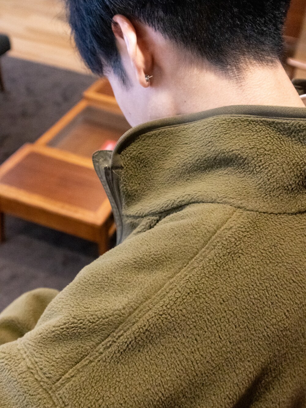 「秋コーデ、ワイドパンツ、ナイロンパンツ、トラックパンツ、フリース、きれいめカジュアル、重ね着ベストシーズン、休日スタイル、シンプルコーデ、プチプラ、ビッグシルエット、レイヤードスタイル、ユニクロ、シャツスタイル、カーゴパンツ」｜「UNIQLOのアイテム（カーゴパンツ、ブラック系）」を使った、ともきさん（メンズ・168cm）の秋コーディネートの3枚目の写真