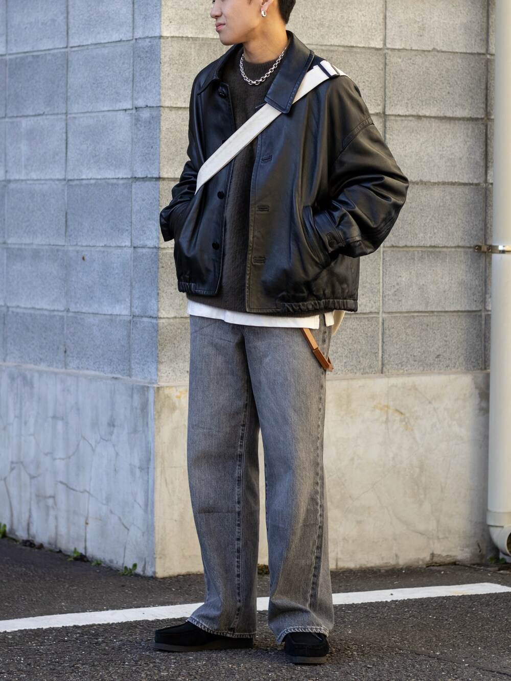 「春服みてみて、レザー、レザージャケット、デニム、プチプラ、春コーデ、デートコーデ、ニット、春アウター、モノトーン、ショルダーバッグ、きれいめカジュアル、休日スタイル、春色、今日のコスメと服」｜「UNIQLOのアイテム（デニムパンツ、グレー系）」を使った、ともきさん（メンズ・168cm）の冬コーディネートの3枚目の写真