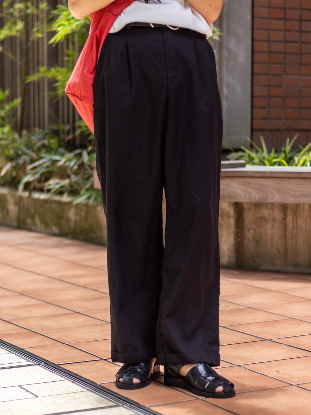 「きれいめカジュアル、ショルダーバッグ、リネン、グルカサンダル、夏コーデ、モノトーン、夏だ!Tシャツ着よう!、サングラス、お出かけコーデ、ラフコーデ、シンプルコーデ、韓国ファッション、休日スタイル、WEARyouthコーデ、みんなの白Tフェス」|「ParabootのParaboot/パラブーツ PACIFIC/パシフィック ウーブンサンダル(サンダル、ブラック系)」を使った、ともきさん(メンズ・168cm)の夏コーディネートの3枚目の写真