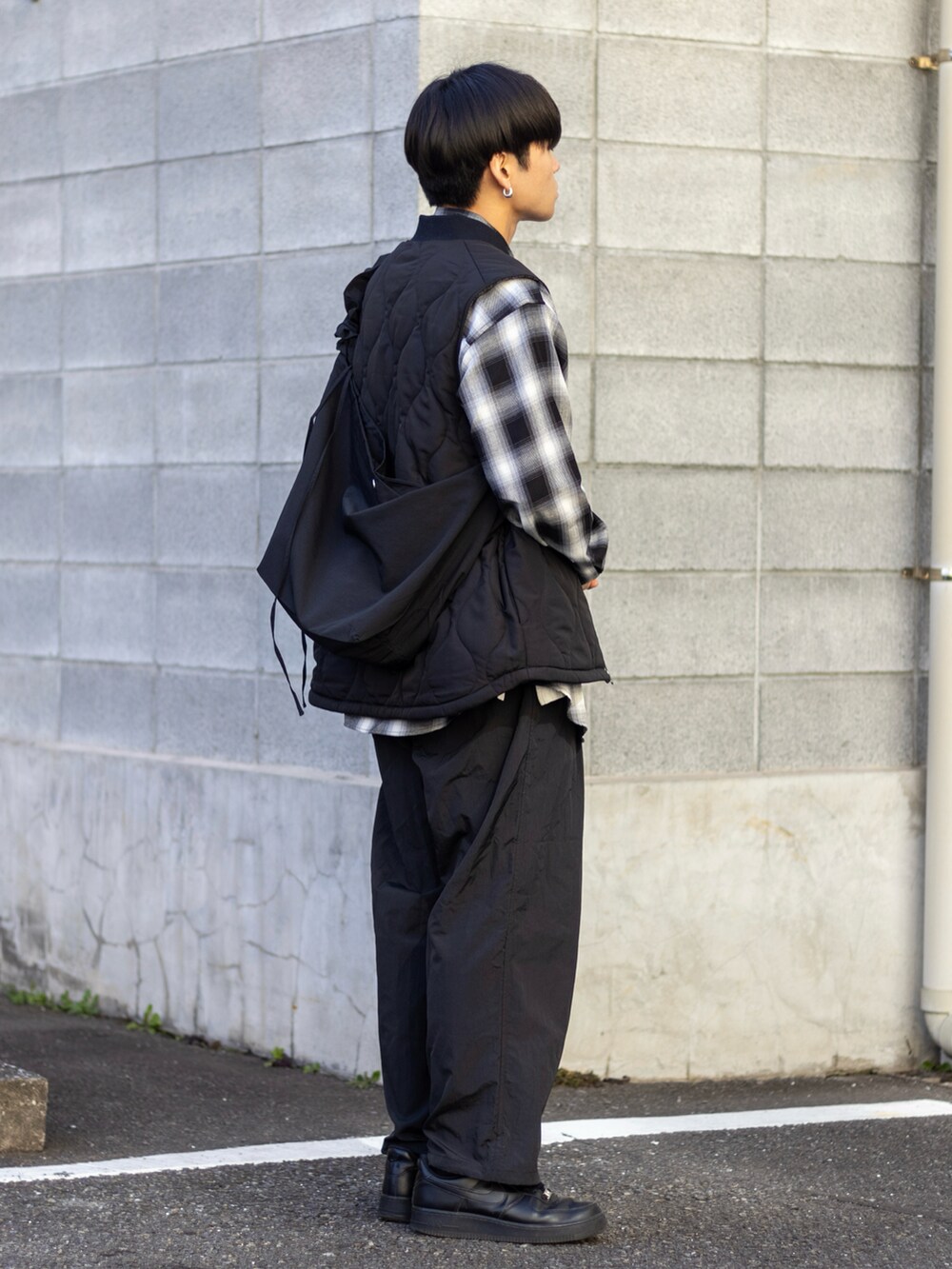 「シンプルコーデ、ショルダーバッグ、スニーカー、スポーツミックス、ナイロンパンツ、ストリート、レイヤードスタイル、チェック、ベスト、休日スタイル、きれいめカジュアル、モノトーン、春アウター、デートコーデ、今日のコスメと服」|「THE CRAFT CREW PRODUCTSの【THE CRAFT CREW PRODUCTS】撥水ナイロンウェービングベルト裾ドローコードテックパンツ(その他パンツ、ブラック系)」を使った、ともきさん(メンズ・168cm)の冬コーディネートの4枚目の写真