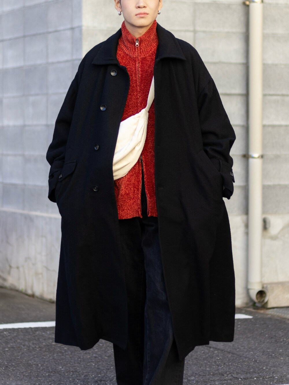 「新星WEARISTAにエントリー、WEARyouthコーデ、赤、コート、ロングコート、デニム、プチプラ、きれいめカジュアル、ワイドパンツ、ローファー、ショルダーバッグ、マイベストコーデ2023、クリスマスに着たい服、休日スタイル、冬アウター」｜「REGALのリーガル 22DL ローファー（ビブラム社ガムライトソール搭載）/ビジネスシューズ（ローファー、ブラック系）」を使った、ともきさん（メンズ・168cm）の冬コーディネートの2枚目の写真