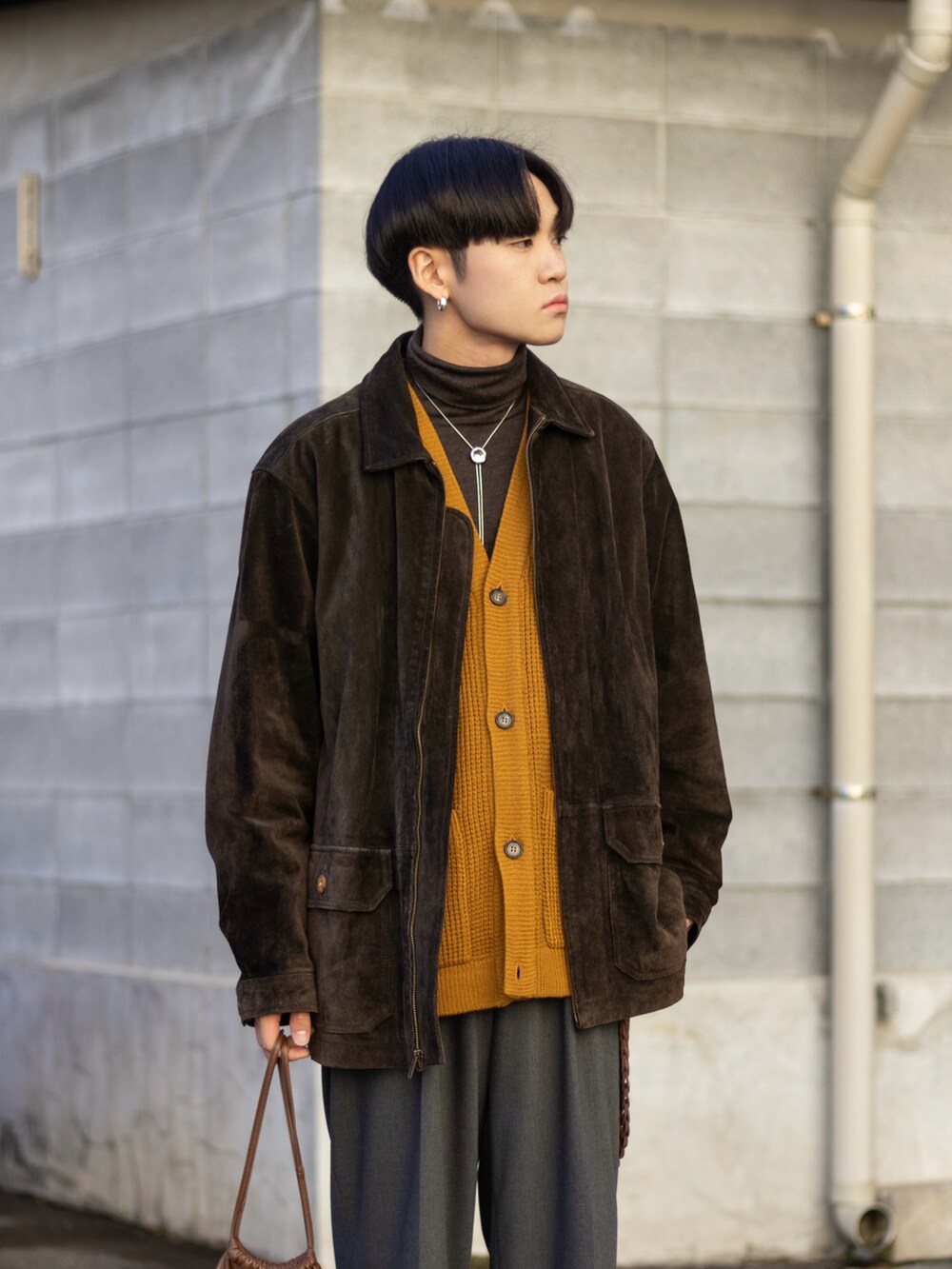 「新星WEARISTAにエントリー、古着MIX、スニーカー、ミニバッグ、スラックス、レザー、冬アウター、クリスマスに着たい服、クリスマスコーデ、マイベストコーデ2023、レイヤードスタイル、お出かけコーデ、WEARyouthコーデ、タートルネック、ワイドパンツ」｜「MAISON SPECIALのヴィーガンレザー2WAY巾着スモールバッグ【MAISON SPECIAL/メゾンスペシャル】（ショルダーバッグ、ブラウン系）」を使った、ともきさん（メンズ・168cm）の冬コーディネートの2枚目の写真