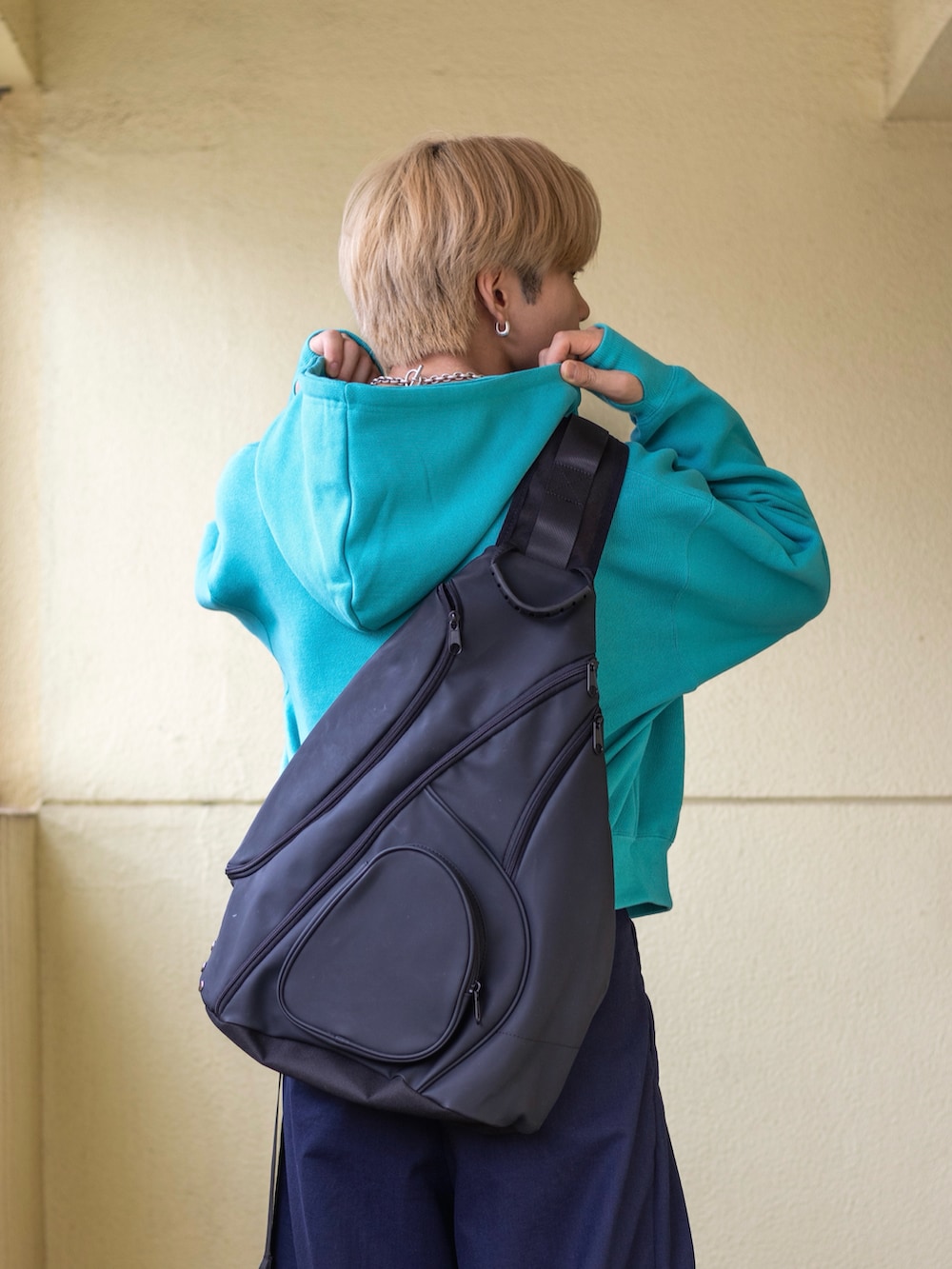 「秋コーデ、スラックス、ローファー、ショルダーバッグ、パーカー、モード、秋服準備はじめました、ビビッドカラー、ワイドパンツ、レザー、シンプル、韓国ファッション、きれいめカジュアル、デートコーデ、お出かけコーデ」|「Nanmo.の【ZOZO TOWN限定】THE LINEN STRAIGHT SLACKS / ザ リネンストレートスラックス(スラックス、ブルー系)」を使った、ともきさん(メンズ・168cm)の秋コーディネートの2枚目の写真