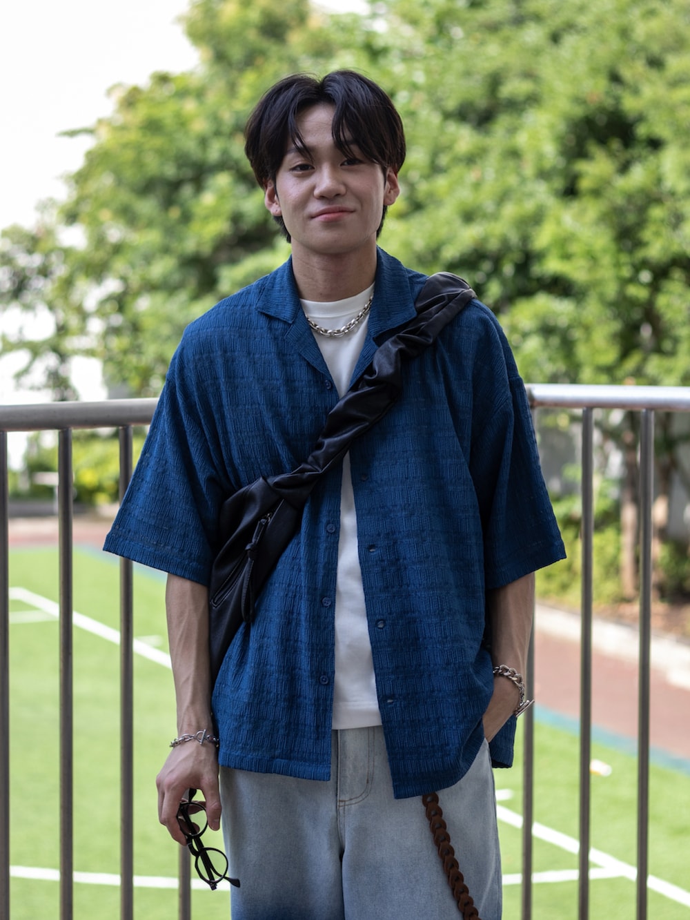 「デニム、サンダル、厚底シューズ、厚底サンダル、シャツスタイル、ショルダーバッグ、サングラス、きれいめカジュアル、韓国ファッション、テーマパークコーデ、白Tシャツ、お出かけコーデ、シンプル、シアートップス、休日スタイル」|「SINSSのWide straight gradation denim / ワイドストレートグラデーションデニム(デニムパンツ、ブルー系)」を使った、ともきさん(メンズ・168cm)の夏コーディネートの2枚目の写真