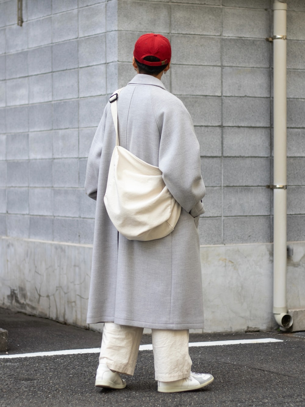 グレー系のその他アウター、ホワイト系のカーゴパンツ、ホワイト系のスニーカーを着用したメンズの冬コーディネートの3枚目の写真
