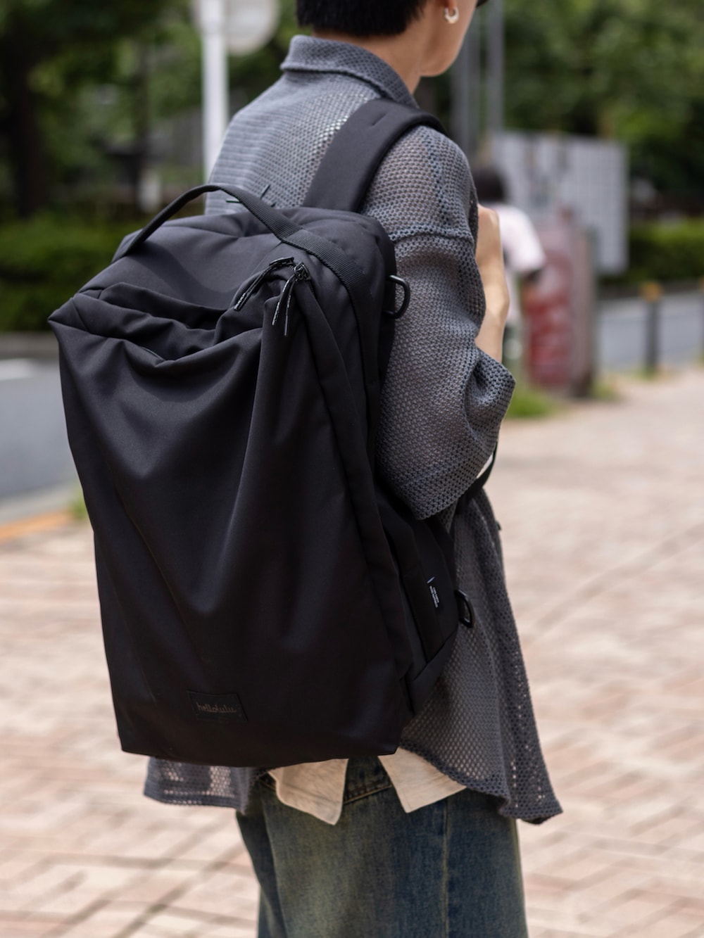 「デニム、レイヤードスタイル、フェススタイル、さらっと晴れやかスナップ、テーマパークコーデ、夏コーデ、サングラス、サンダル、シアートップス、お出かけコーデ、リュック、厚底シューズ、厚底サンダル、韓国ファッション、きれいめカジュアル」|「MONO-MARTのヴィンテージメイクタックフレアデニムパンツ(デニムパンツ、ブルー系)」を使った、ともきさん(メンズ・168cm)の夏コーディネートの3枚目の写真