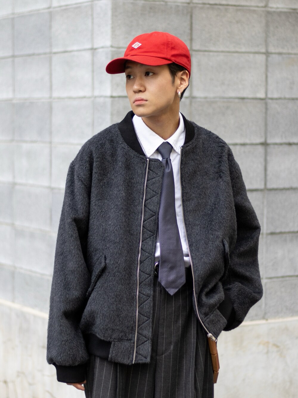 「ファッションを楽しもう、WEARyouthコーデ、ストリート、ローファー、冬コーデ、きれいめカジュアル、スラックス、キャップ、今日のコスメと服、モノトーン、秋冬コーデ、レイヤードスタイル、冬アウター、マイベストコーデ2023、赤」|「REGALのリーガル 22DL ローファー(ビブラム社ガムライトソール搭載)/ビジネスシューズ(ローファー、ブラック系)」を使った、ともきさん(メンズ・168cm)の秋コーディネートの2枚目の写真