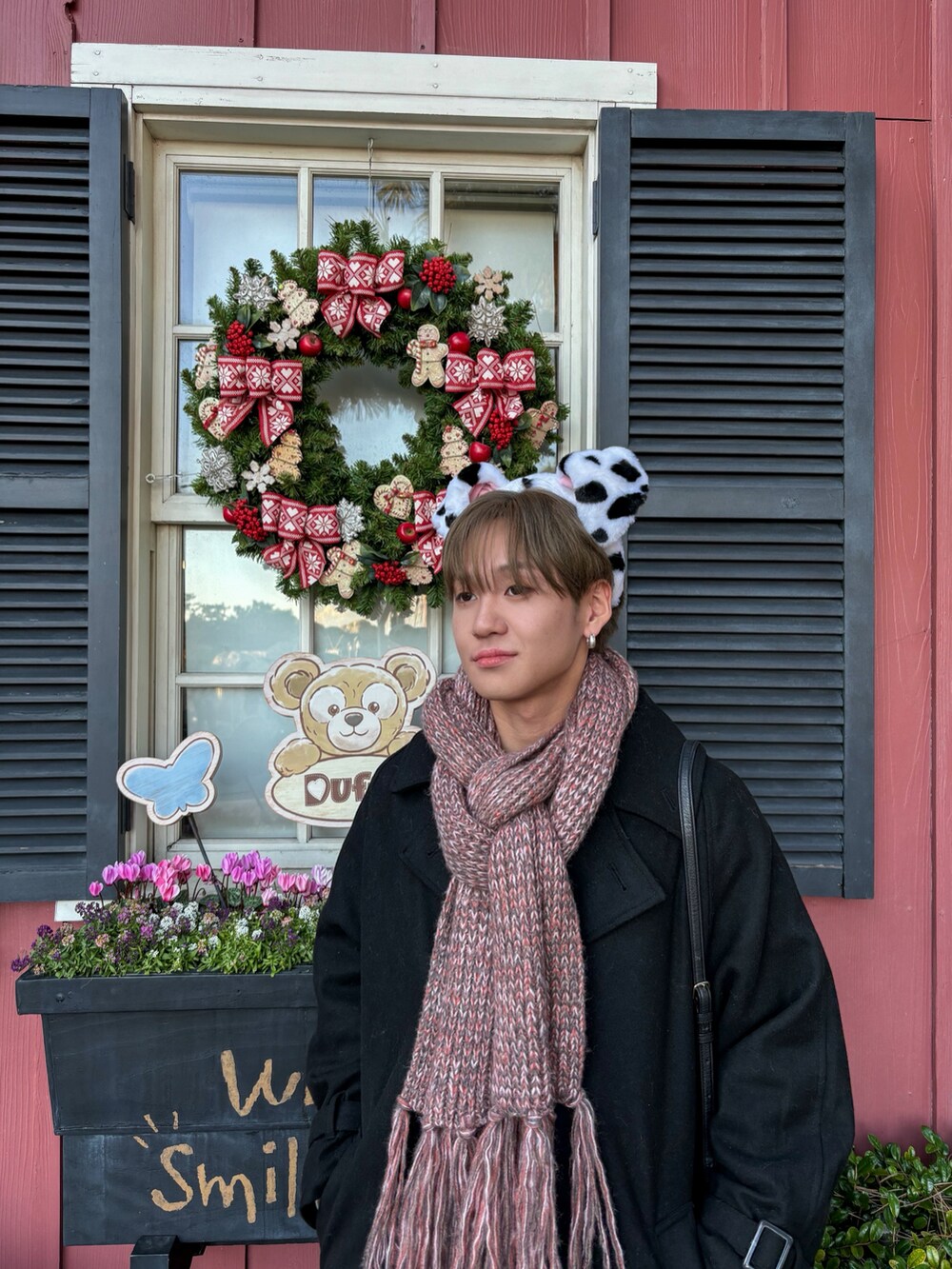 「ディズニーコーデ、テーマパークコーデ、コーデュロイ、ロングコート、レザー、マフラーぐるぐる、ショルダーバッグ、最近のいい感じコーデ、マイベストコーデ2024、クリスマスに着たい服、お出かけコーデ、休日スタイル、きれいめカジュアル、冬コーデ、冬アウター」|「CASPER JOHNのWool melton over coat/ウールメルトンオーバーコート(ステンカラーコート、ブラック系)」を使った、ともきさん(メンズ・168cm)の冬コーディネートの2枚目の写真
