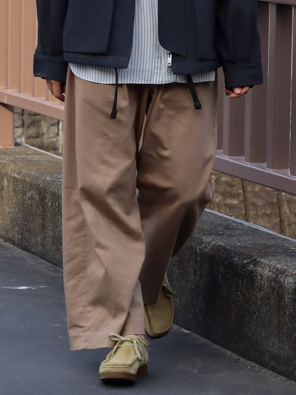 「春服デビュー宣言、春服みてみて、ミリタリー、ワラビー、シャツスタイル、休日スタイル、きれいめカジュアル、ビッグシルエット、ストライプ、春アウター、ブルゾン、レイヤードスタイル、シンプルコーデ、大人カジュアル、カジュアル」｜「LIDNMのDETACHABLE FLIGHT BLOUSON（ブルゾン、グレー系）」を使った、ともきさん（メンズ・168cm）の春コーディネートの2枚目の写真