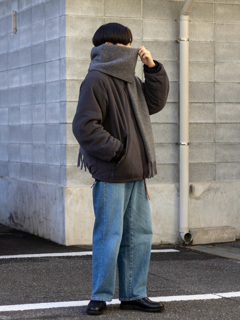 「新星WEARISTAにエントリー、WEARyouthコーデ、マイベストコーデ2023、今日のコスメと服、デニム、マフラー、お出かけコーデ、プチプラ、きれいめカジュアル、ワイドパンツ、ストリート、冬コーデ、冬アウター、レイヤードスタイル、ローファー」｜「UNIQLOのアイテム（デニムパンツ、ブルー系）」を使った、ともきさん（メンズ・168cm）の冬コーディネートの4枚目の写真