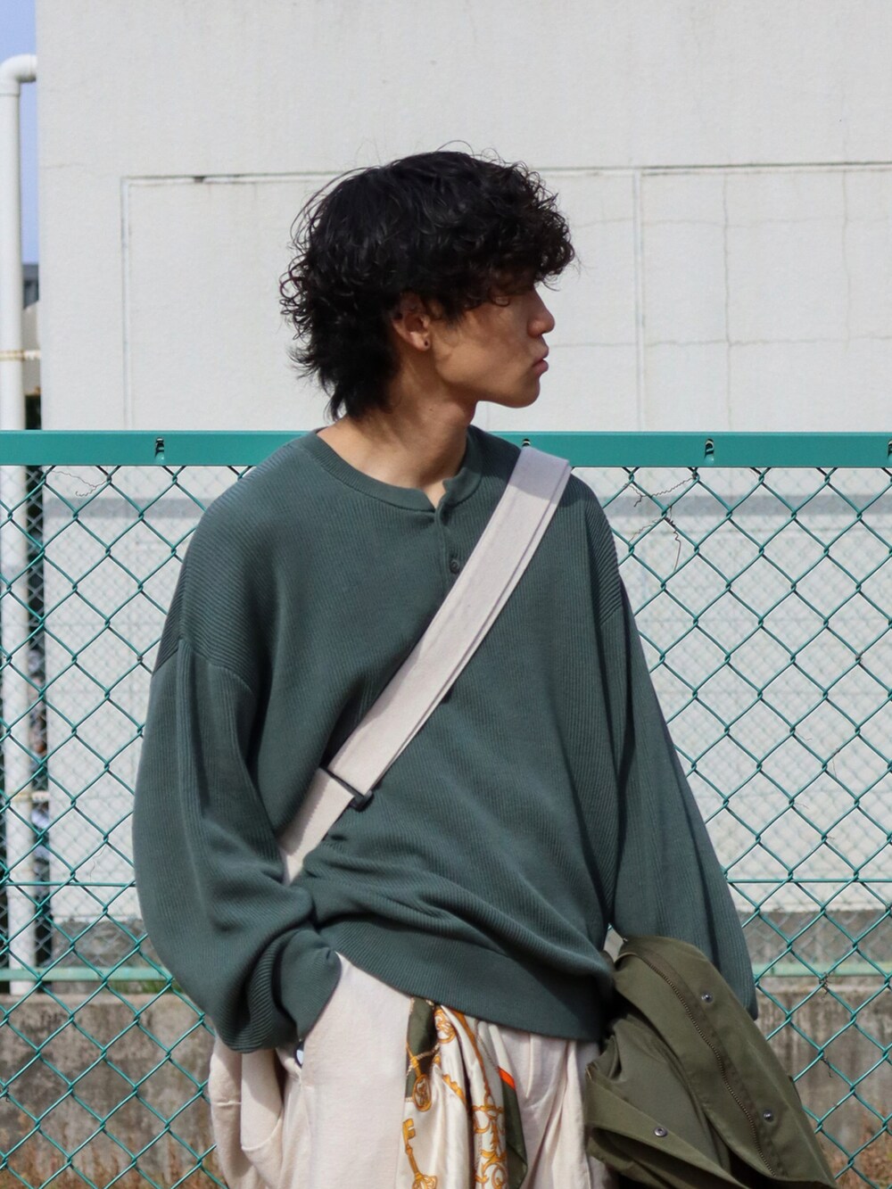 「春服デビュー宣言、春服みてみて、ミリタリー、モッズコート、ニューバランス、スカーフ、アースカラー、きれいめカジュアル、ビッグシルエット、ショルダーバッグ、春アウター、ストリート、ニット、ロングコート、ホワイトパンツ」｜「LIDNMのWOOL LINEN UTILITY SLACKS（スラックス、ベージュ系）」を使った、ともきさん（メンズ・168cm）の春コーディネートの2枚目の写真