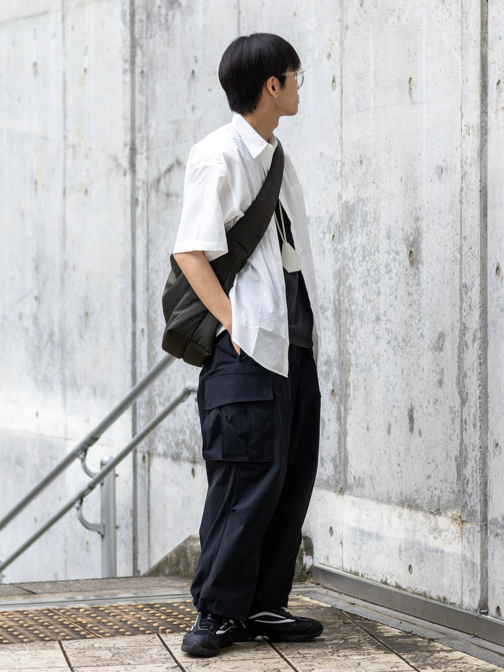 「モノトーン、メガネ男子、ナイロンパンツ、きれいめカジュアル、シャツスタイル、低身長コーデ、サングラス、韓国ファッション、シンプルコーデ、スポーツミックス、休日スタイル、夏コーデ、スニーカー、プチプラ、雨の日コーデ」|「WYM LIDNMのUTILITY TECH CARGO(カーゴパンツ、ブラック系)」を使った、ともきさん(メンズ・168cm)の春コーディネートの5枚目の写真