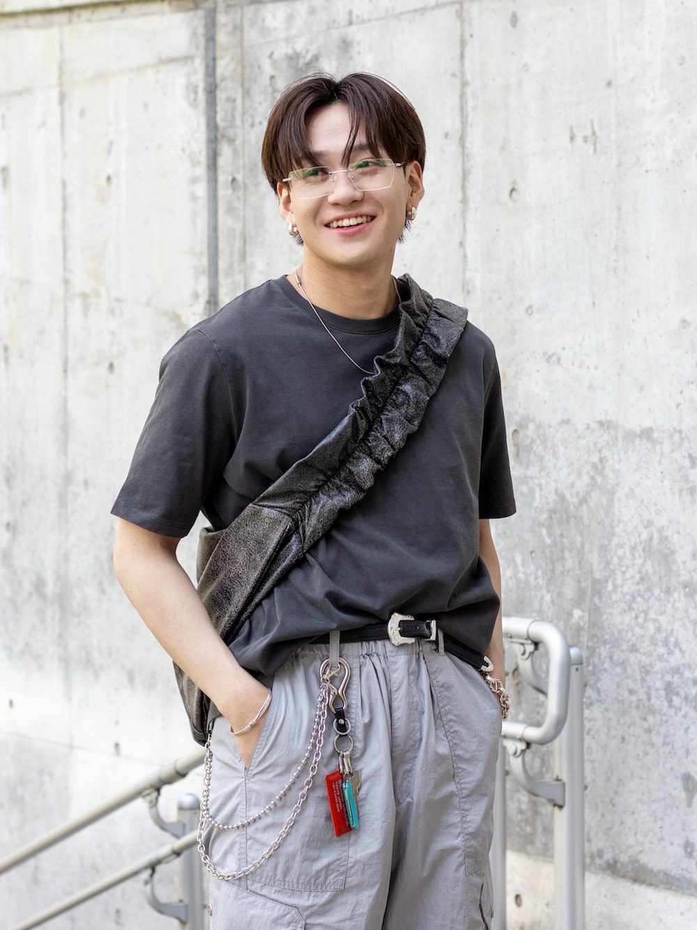 「Tシャツ、スニーカー、カーゴパンツ、タックイン、プチプラ、モノトーン、きれいめカジュアル、デートコーデ、ワイドパンツ、スポーツミックス、ナイロンパンツ、メガネ男子、サングラス、ショルダーバッグ、レザー」|「WYM LIDNMのC/N WASHER CURVED FLARE WIDE CARGO(カーゴパンツ、グレー系)」を使った、ともきさん(メンズ・168cm)の夏コーディネートの2枚目の写真
